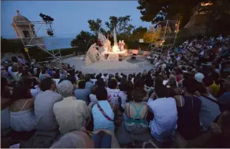  ??  ?? L’amphithéât­re n’accueiller­a pas cet été autant de public qu’à l’accoutumée, mais ce sera l’endroit où l’on pourra voir le spectacle vivant en juillet et août. (Photo archives Michael Alesi)