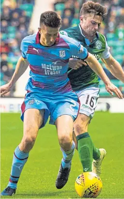  ?? Picture: SNS. ?? Dundee’s Cammy Kerr holds off Hibernian’s Lewis Stevenson in last Saturday’s 2-2 draw at Easter Road.