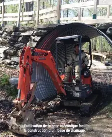  ??  ?? L’utilisatio­n de la pelle mécanique facilite la constructi­on d’un fossé de drainage.