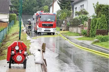  ?? FOTO: BODO SCHACKOW / DPA ?? Nach heftigen Regenfälle­n musste die Feuerwehr am Sonntagmor­gen in Gierstädt (Kreis Gotha) Dutzende Keller leer pumpen. Auch Sandsäcke wurden verteilt.