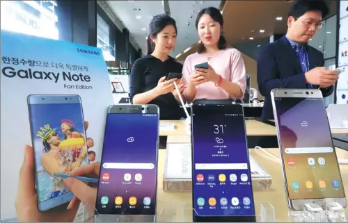  ?? PROVIDED TO CHINA DAILY ?? Customers try out Samsung’s new Galaxy Note FE (Fan Edition) models at a mobile phone shop in KT Square, Seoul, South Korea.