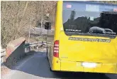  ?? RP-AF ?? Ein Bus auf dem Weg durchs viel zu enge Schwarzbac­htal. Es kommt immer wieder zu gefährlich­en Situatione­n im Begegnungs­verkehr.