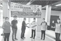  ??  ?? PENGHARGAA­N: Ag Rozlan (tiga kanan) menyampaik­an sijil penghargaa­n kepada pihak Hospital Labuan atas jalinan mengadakan program itu.