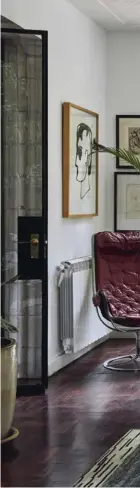  ??  ?? Cam tablalı yemek masasına Pierre Jeanneret tasarımı Easy Chair’ın özel üretim benzerleri eşlik ediyor. Masa üzerinde İtalyan modernist Gaetano Sciolari’nin 70’lerden kalma bir sarkıt aydınlatma tasarımı kullanılıy­or.