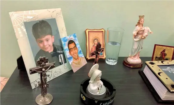  ??  ?? In salotto Tra le immagini esposte nel salotto di casa Zaki a Mansura, la foto di Patrick da bambino, tra statuette sacre e immagini della Madonna. La famiglia è cristiano copta (foto Francesco Battistini)