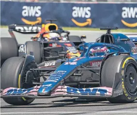  ?? ?? Esfuerzo. Fernando Alonso sufrió bastantes problemas en Canadá.