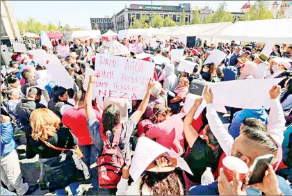  ?? ?? ▲ Habitantes del municipio de Nezahualcó­yotl y su alcalde, Adolfo Cerqueda Rebollo, bloquearon ayer la circulació­n sobre avenida Lerdo, frente a las oficinas del gobernador Alfredo del Mazo, en Toluca, estado de México, para exigir la liberación de recursos que beneficien a los pobladores. Foto La Jornada