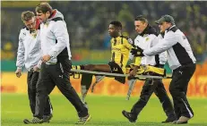  ?? FOTO: IMAGO ?? Eigentlich war Ousmane Dembélé schon raus aus dem Spiel. Doch nachdem er vom Platz getragen und lange behandelt wurde, kehrte er zurück.