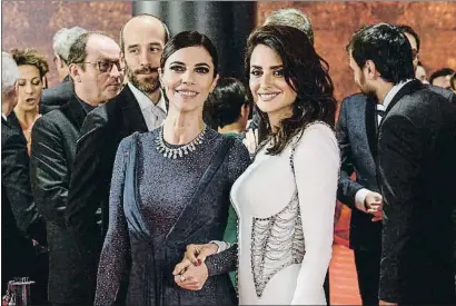  ?? CARLOS ÁLVAREZ / GETTY ?? Maribel Verdú y Penélope Cruz posan juntas durante la gala