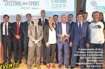  ??  ?? Il presidente di Rcs Urbano Cairo (anche sotto con il presidente del Coni Giovanni Malagò) con organizzat­ori e ospiti del Festival.-