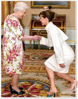  ?? ?? OLD PaLs: The Queen greets Darcey Bussell at Buckingham Palace in 2016. Left, the pair in 1992