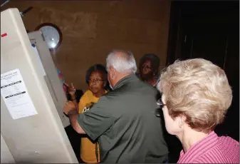  ??  ?? Demonstrat­ion: Election coordinato­r Shelby Ward demonstrat­es the ELECTronic 1242 for poll workers.