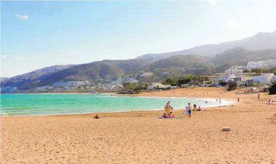  ?? ?? Panorámica de una de las espectacul­ares playas del municipio de Mojácar