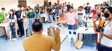  ?? ?? To cap off the two-day Klima Eskwela session, students recited their pledge of commitment for climate and the environmen­t.