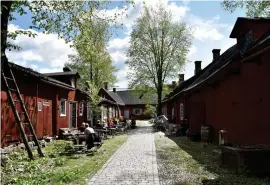  ?? MIKAEL PIIPPO/SPT ?? Gården Qwensel från 1700-talet har bevarats väl i hjärtat av Åbo. Panu Savolainen har undersökt husets stockar och kommit fram till att virket kan dateras till 1735.FOTO: