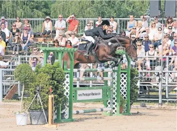  ?? FOTO: ARCHIV ?? Geht als amtierende Rheinische Meisterin im Springreit­en beim Kreisturni­er auf dem Hilgershof in Neuss-Allerheili­gen an den Start: Franziska Scharrer vom Reitervere­in Torfgrafen Bergerhof.