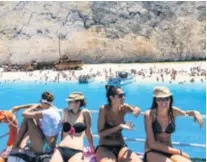  ??  ?? Nude brojne mogućnosti za aktivni i pasivni odmor milijuna turista prošle je godine posjetilo Grčku, a domaćini vjeruju da će ove godine taj broj s lakoćom uvećati za još dva milijuna