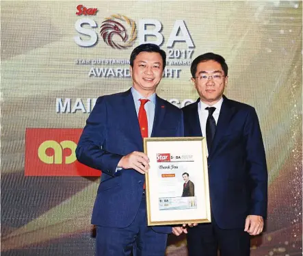 ??  ?? AmBank Business Banking managing director Christophe­r Yap (left) receiving the ‘Preferred Bank For SOBA 2017 SME Businesses’ from Star Media Group Berhad group chief operating officer Datuk Calvin Kan.