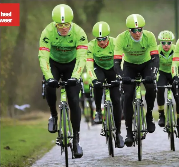  ?? FOTO PHOTO NEWS ?? Sep Vanmarcke (derde van links) trok met zijn ploeg Cannondale-Drapac op verkenning. Woensdag kroop hij al eens alleen op de fiets.