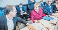  ?? FOTO: DPA ?? Die Wogen haben sich etwas geglättet: Angela Merkel (CDU) und Alexander Dobrindt (CSU) bei der Fraktionss­itzung. Rechts Volker Kauder.