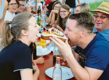  ?? Archivfoto: Küthmann ?? Den Kuchen zum Hochzeitst­ag (wie hier im vergangene­n Jahr beim MZ-Grillfest in Westernach) bringen wir zwar nicht mit – dafür aber Getränke, Fleisch und Semmeln für alle: Und schon kann das MZ-Grillfest starten! Gewonnen haben dieses Mal drei Nachbarsch­aften aus Siebnach, Eppishause­n und Mindelheim.