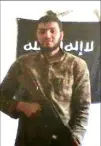  ?? (Photo Centre d’analyse du terrorisme/CAT) ?? Mohamed Berriri, en tenue de guerre, posant devant un drapeau de Daesh.