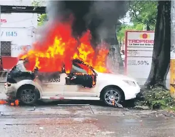  ??  ?? QUEMADO. Del taxi lograron salir los dos pasajeros y el conductor con la ayuda de los bomberos de la estación de gas LPG.