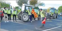  ??  ?? Les agriculteu­rs se sont joints au Gilets jaunes