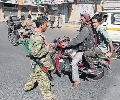  ?? YAHYA ARHAB / EFE ?? Membres de les forces rebels huthis controlen els carrers de Sanà