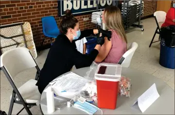  ?? Contribute­d ?? A nurse administer­s the COVID-19 vaccine in October at the vaccinatio­n clinic in Rossville.