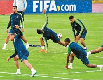  ?? PHOTO AFP ?? C’est sous la pluie que les joueurs de l’équipe du Brésil se sont entraînés hier en vue de leur duel contre la Belgique aujourd’hui.