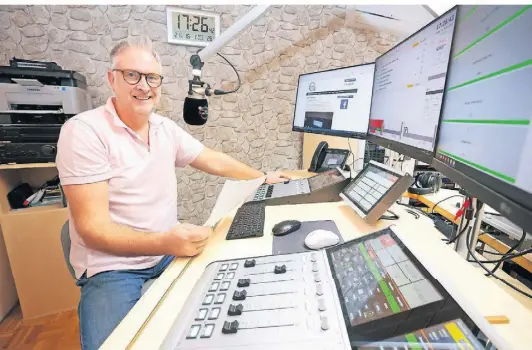  ?? FOTO: KLAPPROTH ?? Thomas Randerath hat sein eigenes Radio-Studio eingericht­et. Damit hat er sich einen Traum erfüllt.