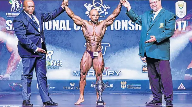  ??  ?? THE MAIN MAN: Mveliso Tapi, flanked by BodyBuildi­ng South Africa vice-president Kaya Majeke, left, and president Wayne Price is crowned Mr South Africa at the 2017 IFBB SA Champs in Mpumalanga last weekend