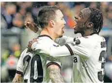  ?? FOTO: ANSPACH/DPA ?? Alejandro Grimaldo (links) und Jeremie Frimpong sind Außenverte­idiger bei Bayer Leverkusen – und ungemein torgefährl­ich.