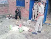  ?? HT FILE PHOTO ?? Cops in action against an illegal liquor kiln in transGanga area of Allahabad.