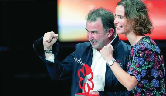  ?? EFE ?? Martín Berasategu­i recibió el Premio al Chef Mentor ayer durante la gala de las estrellas Michelin 2022