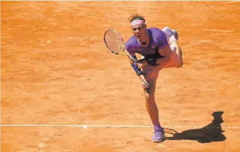  ?? AFP ?? Nadal ejecuta un saque en su partido de ayer ante Popyrin