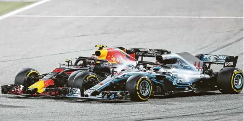  ?? Foto: pixathlon ?? Lewis Hamilton im Mercedes (re.) war wenig erfreut darüber, dass ihm Max Verstappen in Bahrain derart auf die Pelle gerückt ist.