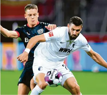  ?? Foto: Witters ?? Die Partie in Leverkusen lief nicht wie gewünscht für Daniel Caligiuri (vorne gegen Florian Wirtz). Trotz des Treffers des Ex‰schal‰ kers verlor der FC Augsburg die Partie mit 1:3.