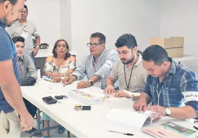  ??  ?? MIAMI. Hondureños cuando ejercieron su derecho al voto el domingo 26 de noviembre de 2017.