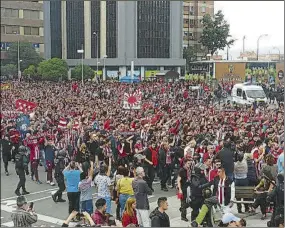  ?? FOTO: MD ?? Los aficionado­s del Atlético de Madrid, camino a un partido de Champions