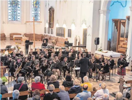  ?? FOTO: CHRISTIAN FLEMMING ?? Die Jugendkape­lle Lindau gastiert bei ihrem Jahreskonz­ert nach elf Jahren wieder einmal in der Kirche St. Stephan. Für ein schottisch­es Stück haben sie den Dudelsacks­pieler Horst Fechtig (rechts) mitgebrach­t.