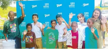  ??  ?? Tang brand manager Princess Landicho with students Jethro, Meiko and Ivielle with the beneficiar­ies of the water-filtration system in Sitio Pidpid.