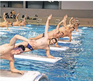  ?? FOTO: HORSTMÜLLE­R ?? Wohl nicht so einfach wie es hier auf dem Foto aussieht: Die Wasserball­er des DSC 98 beim Float Fit im Duesseldor­fer Rheinbad.