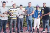  ?? FUENTE EXTERNA ?? Oquendo Medina, administra­dor del Hipódromo V Centenario, al momento de premiar al propietari­o, jinete y entrenador del ejemplar.