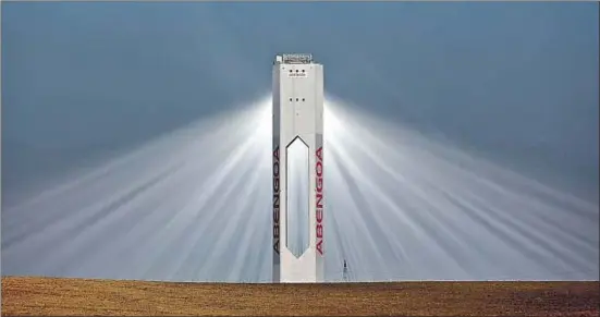  ?? MARCELO DEL POZO / REUTERS ?? Torre de una planta solar de Abengoa cerca de Sevilla