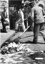  ??  ?? Throwing billions down the drain: A man sweeps large denominati­on bills into sewers in Hungary in 1946