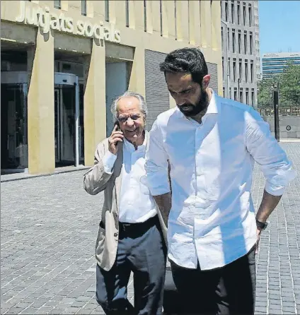  ?? FOTO: CLAUDIO CHAVES ?? Clauidio Bravo saliendo del Juzgado de lo Social de Barcelona