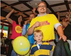  ?? Foto: Marcel Rother ?? Beim Sohn noch ungläubige­s Staunen, bei seinem Vater Jakob Schäuble und den Mit streitern von der FDP dominierte bereits Begeisteru­ng.