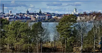  ??  ?? Den tydliga urbana silhuetten av
■ Helsingfor­s innerstad hör till sevärdhete­rna från Kronbergss­tranden. Fågelvägen är avståndet tre kilometer, om åtta år kan man promenera över fjärden.